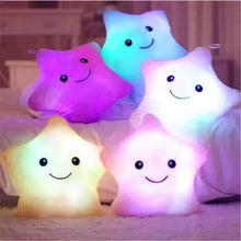 GlowSnug– poduszka w kształcie gwiazdki z delikatnym połyskiem dla dzieci w wieku od 3 lat
